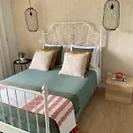 Central Guest House Semesterbostad